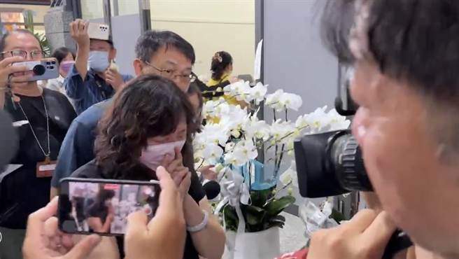 明扬国际屏东厂22日爆炸，造成4名消防员殉职，屏东消防局长许美雪26日中午首度现身「英勇消防弟兄追思会场」慰问家属。（民眾提供／谢佳潾屏东传真）