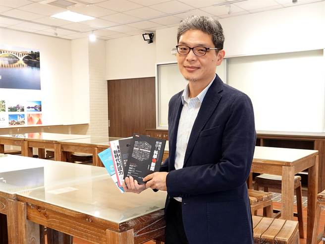 中正大学通识教育中心特聘教授黄俊儒把「科学新闻解剖室」成果集结、出版4本知识普及书。（中正大学提供∕吕妍庭嘉义传真）