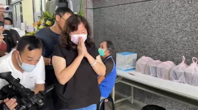 明扬国际屏东厂22日爆炸，造成4名消防员殉职，屏东消防局长许美雪26日中午首度现身「英勇消防弟兄追思会场」慰问家属。（民眾提供／谢佳潾屏东传真）