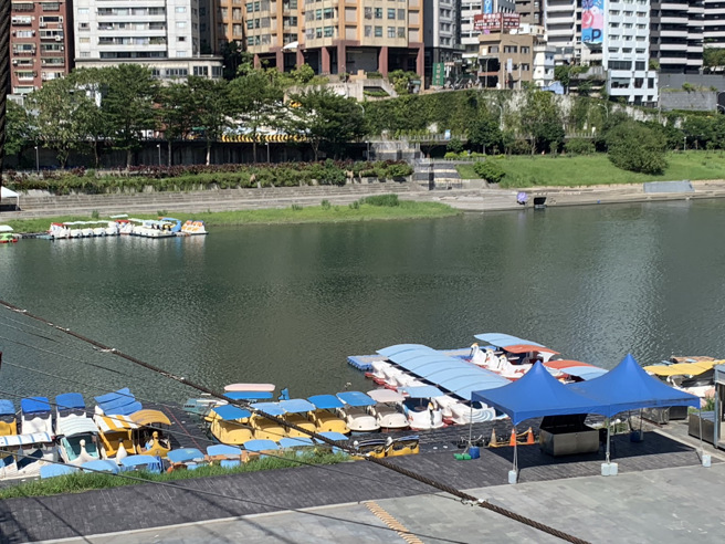 新北市新店区碧潭风景区吊桥下天鹅船码头发生一起纠纷案件。（图／警方提供）