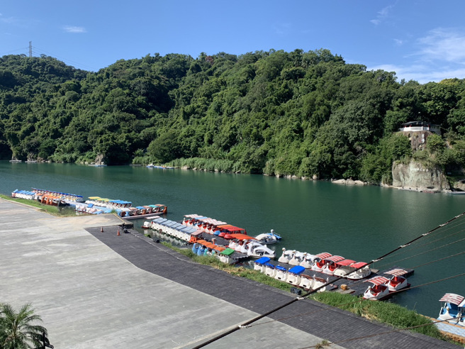 新北市新店区碧潭风景区吊桥下天鹅船码头发生一起纠纷案件。（图／警方提供）