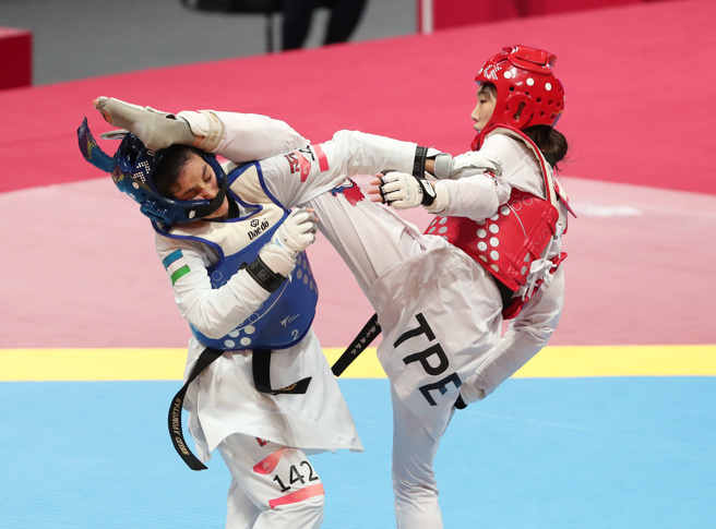 林唯均（右）在杭州亚运女子跆拳道53公斤级准决赛踢中乌兹别克对手头部，拿下3分。（郑任南摄）
