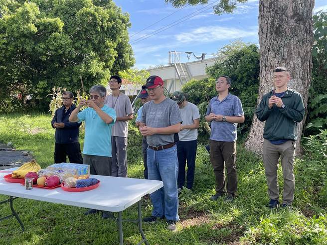 老樟树救治无效，林业自然保育署花莲分署与当地社区移除前，感谢祈福。（林业及自然保育署花莲分署提供／王志伟花莲传真）