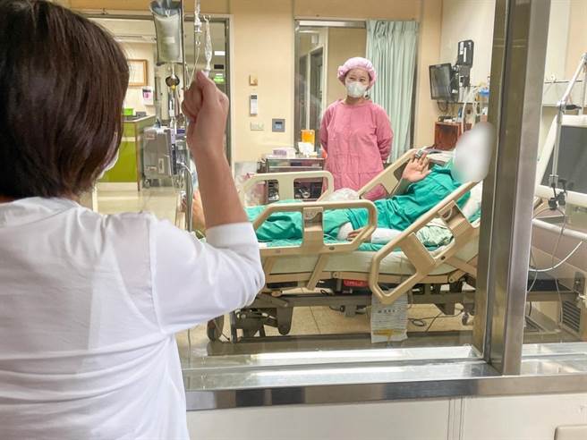 屏东县长周春米到医院探视受伤消防员。(摘自周春米脸书)