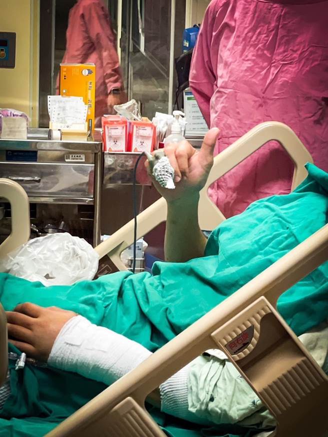 屏东县长周春米到医院探视受伤消防员。(摘自周春米脸书)