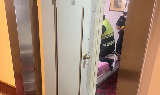 卢男过了退房时间却未现身，旅馆人员报案后，救护人员到场确认他已失去生命迹象。（翻摄画面）