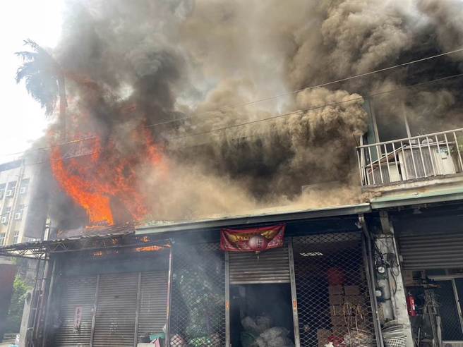 台中二中库房26日下午起火浓烟四窜，延烧民宅。（消防局提供／陈淑芬台中传真）