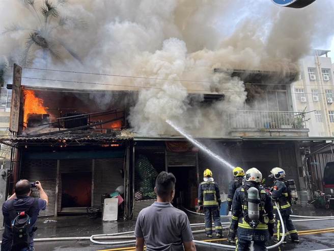 台中二中库房26日下午起火浓烟四窜，延烧民宅。（消防局提供／陈淑芬台中传真）