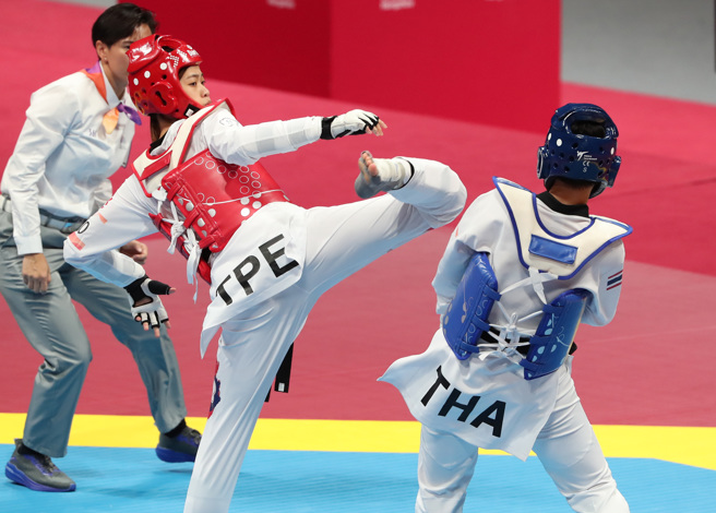 「国民女友」罗嘉翎（红）在女子57公斤级准决赛险胜泰国对手。（郑任南摄）