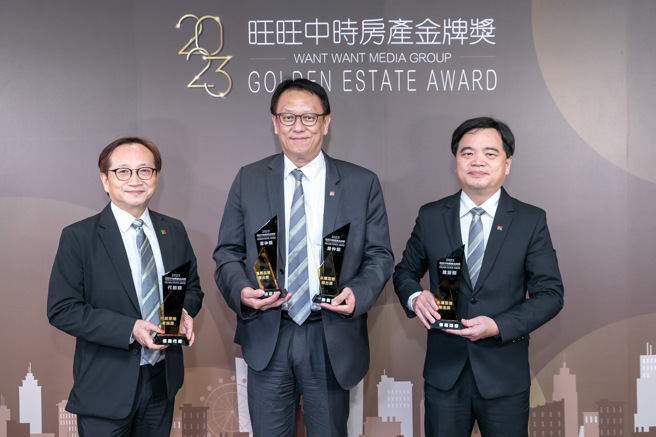 信义企业集团在2023旺旺中时房产金牌奖中，开发、代销、仲介领域均获奖；26日由信义代销副总经理沈正晃（左起）、信义房屋副总经理林俊安、信义开发副总经理李建坤出席领奖。(图/信义房屋 提供)