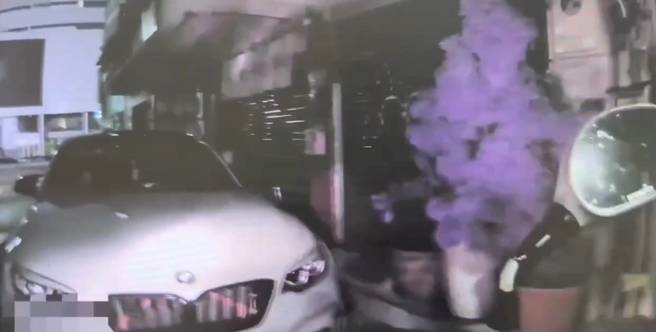 台北市1名陈姓男子，因为喝酒请代驾协助，返家时因代驾将车违停在红线上，于是就自行将车停好。（翻摄画面）