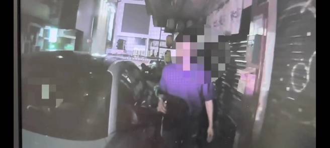 台北市1名陈姓男子，因为喝酒请代驾协助，返家时因代驾将车违停在红线上，于是就自行将车停好。（翻摄画面）