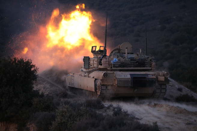美軍M1主戰坦克於2023年2月在希臘進行射擊演習。（圖／DVIDS）