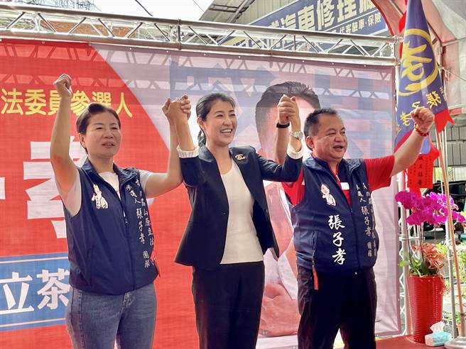 仁爱乡前乡长张子孝（右）26日连袂妻子蔡宝莲成立竞选总部宣布参选山地立委到底，南投县长亲自许淑华（中）亲自站台力挺。（杨静茹摄）