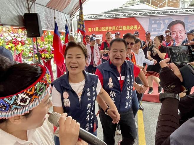 张子孝在埔里镇成立立委竞选总部，邀来自各地与会来宾载歌载舞，现场气氛欢乐。（杨静茹摄）