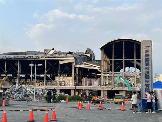 明扬国际屏东工厂22日爆炸，造成9死1失联111人轻重伤，屏县府26日持续搜救失联的傅姓员工，而失联员工的家属也一直在搜救现场等。（谢佳潾摄）