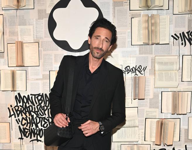 有「忧郁王子」之称的奥斯卡影帝安卓布洛迪背着万宝龙Extreme 3.0系列包款，流露文青时尚。（MONTBLANC提供）