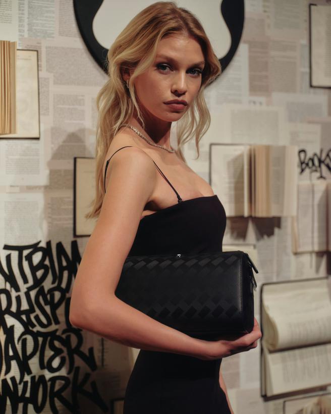 名模Stella Maxwell手拿万宝龙Extreme 3.0包，流露高贵典雅气质。（MONTBLANC提供）