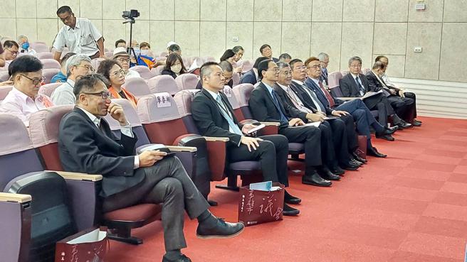「二0二三产业新趋势、高雄新格局」集合产官学专家参与论坛（图片来源：记者 赖君欣 摄）