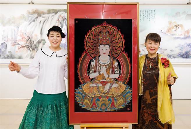 彩墨画家陈丽雀（右）将所绘佛像赠与简文秀，惺惺相传传递大爱的情怀。（亿光文化基金会提供／李怡芸台北传真）