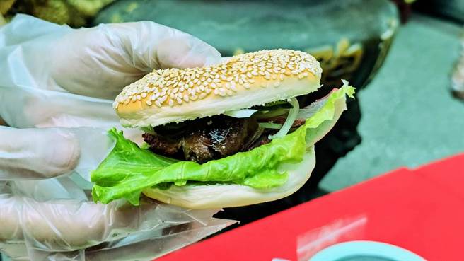 基隆市护国城隍庙将于9月28日进行夜巡，庙方也特别将孝三路的红烧肉等小吃夹进咸光饼里，做成最具「基隆风味」的「台湾汉堡」。也让日本观光客直称讚好吃。（张志康摄）