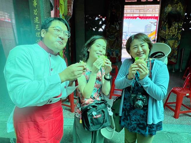 基隆市护国城隍庙将于9月28日进行夜巡，庙方也特别将孝三路的红烧肉等小吃夹进咸光饼里，做成最具「基隆风味」的「台湾汉堡」。也让日本观光客直称讚好吃。（张志康摄）