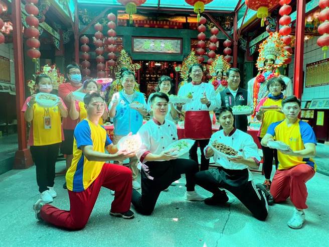 基隆市护国城隍庙将于9月28日进行夜巡，庙方也特别将孝三路的红烧肉等小吃夹进咸光饼里，做成最具「基隆风味」的「台湾汉堡」。也让日本观光客直称讚好吃。（张志康摄）