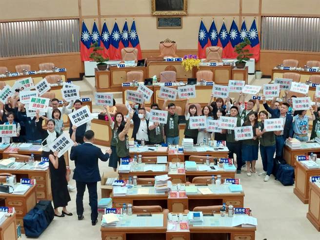 新北市议会今天开议确认议程，民进党团总召郑宇恩在大会中提出动议案要求市长应该在「市长施政报告」、「市政总质询」、「预算报告」，销假进议会进行备询，引发蓝营不满。（陈慰慈摄）