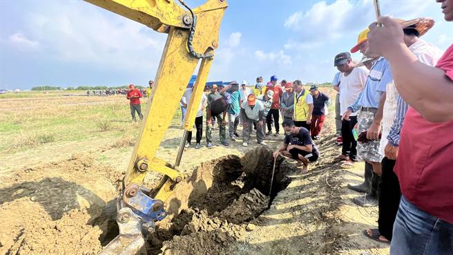 立委陈椒华26日集结反对民眾在佳怡土资场旁的农地开挖，确认是否有盐分改良管。（张毓翎摄）