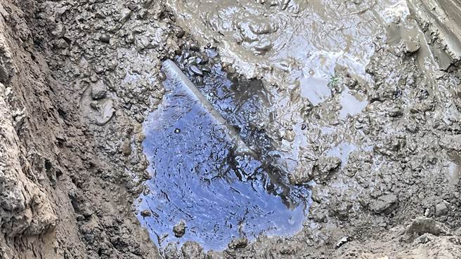 反对群眾在现场挖出一条塑胶管，但是否为盐分改良管仍待厘清。（张毓翎摄）