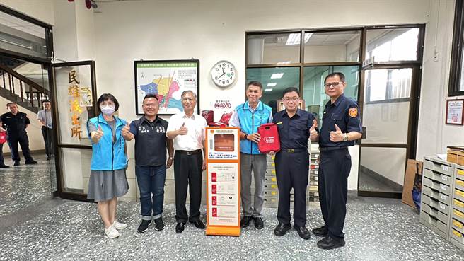 久鑫公益基金捐赠AED给民雄分局、中埔分局，今在民雄分局办捐赠仪式。（黄启豪服务处提供∕吕妍庭嘉义传真）