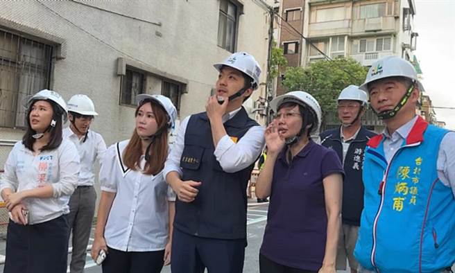 台北市长蒋万安结束为期3天2夜的韩国首尔参访行程后，随即前往基泰大直工地现场，视察沉陷民宅拆除情况。（台北市政府提供／丁上程台北传真）