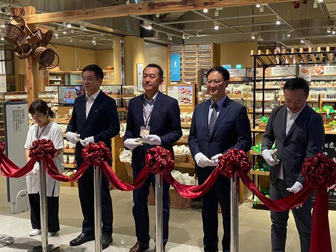 农业部林业署在裕隆城打造首座国产材装修示范卖场，使用国内人工林生产的柳杉、台湾杉CAS规格材，今举行开幕剪彩仪式（高钧麟摄）