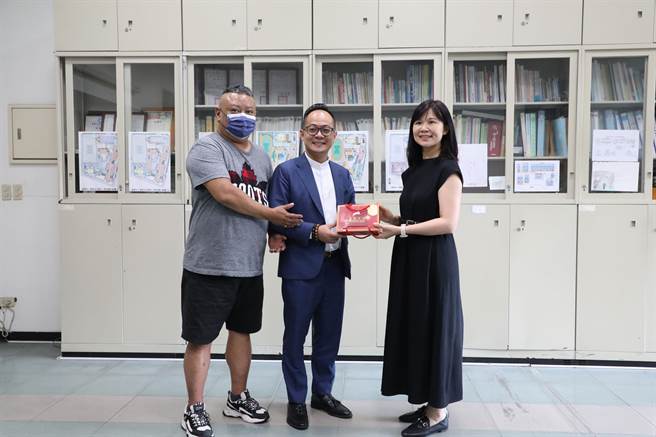 透过基隆市议会议长童子玮（中）的介绍，善心人士刘先生（左）连续5年在三节期间捐赠礼盒送给基隆市仁爱区中低收入户的小朋友们。今年中秋由成功国小校长陈怡君（右）代表接受。（童子玮服务处提供／张志康基隆传真）