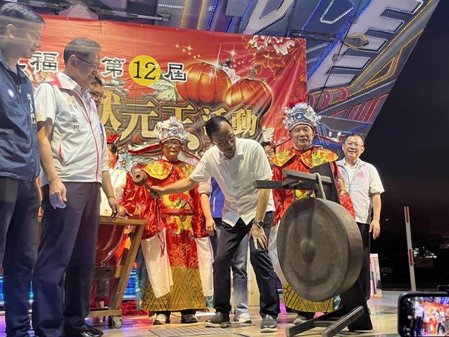 桃园市南崁五福宫「中秋博饼状元王」今天登场，国民党主席朱立伦与桃园市长张善政共同出席。（陈梦茹摄）