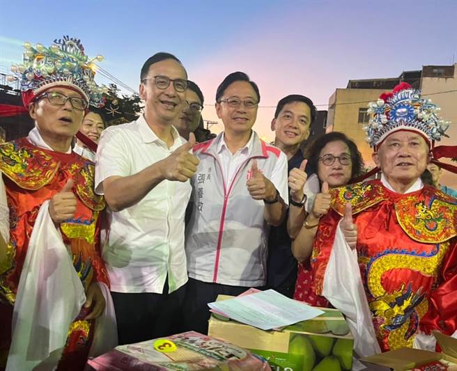 桃园市南崁五福宫「中秋博饼状元王」今天登场，国民党主席朱立伦与桃园市长张善政共同出席。（陈梦茹摄）