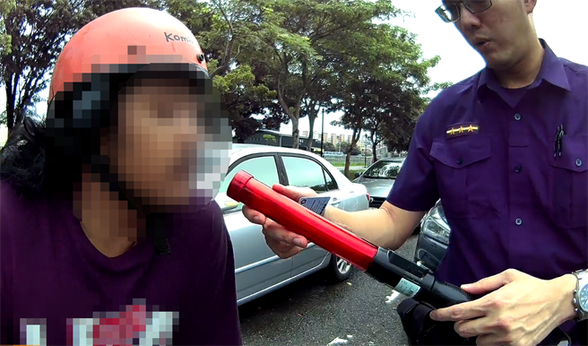 新营分局中山路派出所员警日前行经新营区新进路，发现越南籍黎姓男子骑乘电动自行车行进间摇晃不稳，对其实施酒测。（读者提供／张毓翎台南传真）