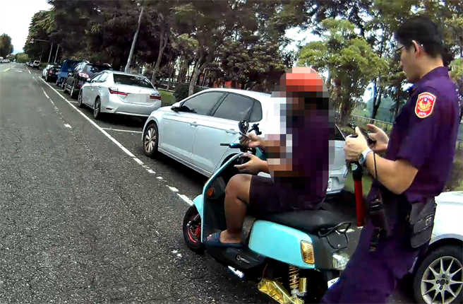 骑乘电动自行车上路的民眾愈来愈多，但常有民眾以为酒后骑乘电动自行车不会违反规定。（读者提供／张毓翎台南传真）