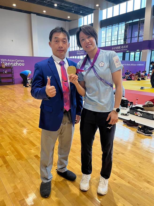 连珍羚(右)于杭州亚运夺金后，与文大柔道教练廖俊强(左)合影。(文大提供／李侑珊台北传真)