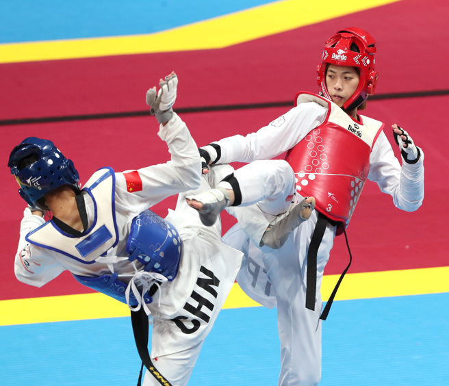 罗嘉翎（右）在杭州亚运女子跆拳道57公斤级金牌战不敌大陆女将骆宗诗。（郑任南摄）