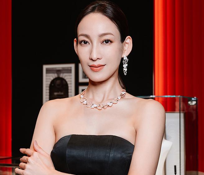 Qeelin珠宝展即起登台，在店上打造「麒迹花园」，邀请模特儿展示Wulu系列珠宝项炼。（Qeelin提供）