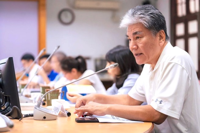 对于屏东县消防局长许美雪欠缺第一线消防经验，前内政部长李鸿源嘆「蛮诧异」，要命的位置还是应该回归专业。图为李鸿源出席新竹棒球场工程体检会议。（资料照片/新竹市政府提供）