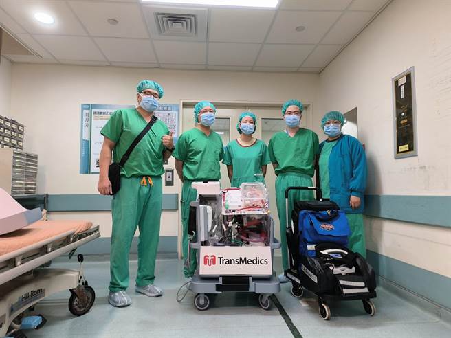 三军总医院引进亚洲唯二的「器官照护系统（OCS）」，让摘下的心臟不再受限于4小时的运送时间，可在体外维持跳动，甚至状况不好、器捐过程常被丢弃的「边缘功能性心臟」，也能有8成的移植成功率。（三总提供／林周义台北传真）