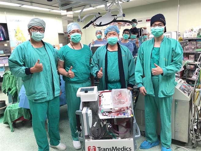 三军总医院引进亚洲唯二的「器官照护系统（OCS）」，让摘下的心臟不再受限于4小时的运送时间，可在体外维持跳动，甚至状况不好、器捐过程常被丢弃的「边缘功能性心臟」，也能有8成的移植成功率。（三总提供／林周义台北传真）