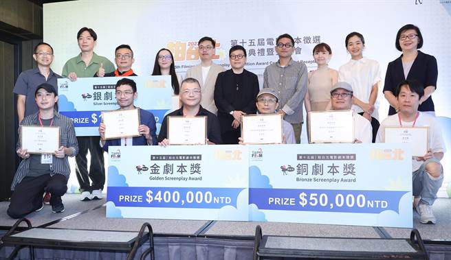 评审团与所有得奖者合影。（陈俊吉摄）