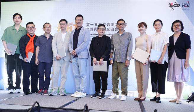臺北市文化局长蔡诗萍、影委会总监饶紫娟与本届评审合影。（陈俊吉摄）