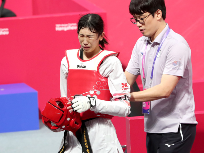杭州亚运跆拳道国手林唯均在女子53公斤级不敌韩国朴慧真「银」恨泪崩。（郑任南摄）