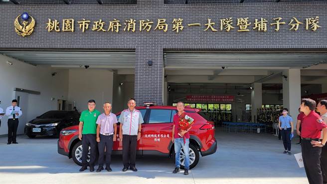 友碇科技公司暨友盟科技公司回馈社会，26日捐灾情勘查车给桃园市消防局。(消防提供／蔡依珍桃园传真)