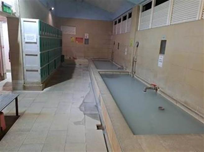 阳明前山温泉公共浴室因天然水源不足，源头区温泉匮乏且导致水温不够，今(26)日公告暂停开放。(黄敬文摄)