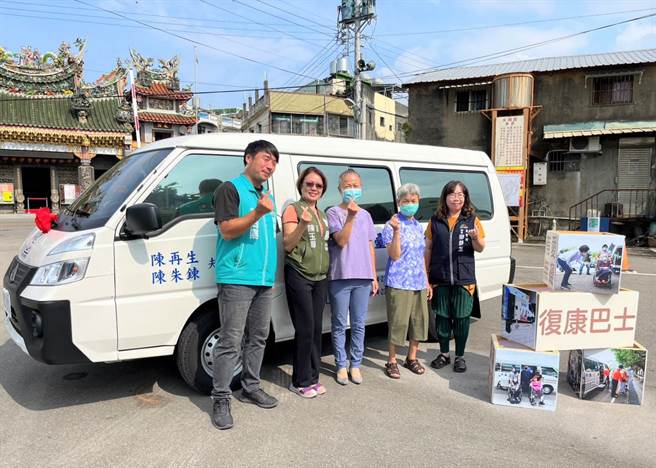 龙井区的陈氏姐妹26日捐赠台中市政府1辆小型復康巴士，由社会局长廖静芝代表受赠。（台中市政府提供／冯惠宜台中传真）